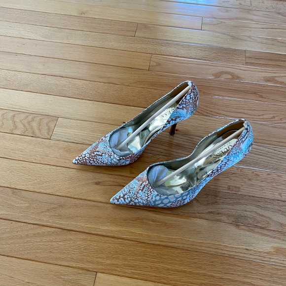 CLEARANCE! Guess blue/tan floral pumps - Picture 2 of 5